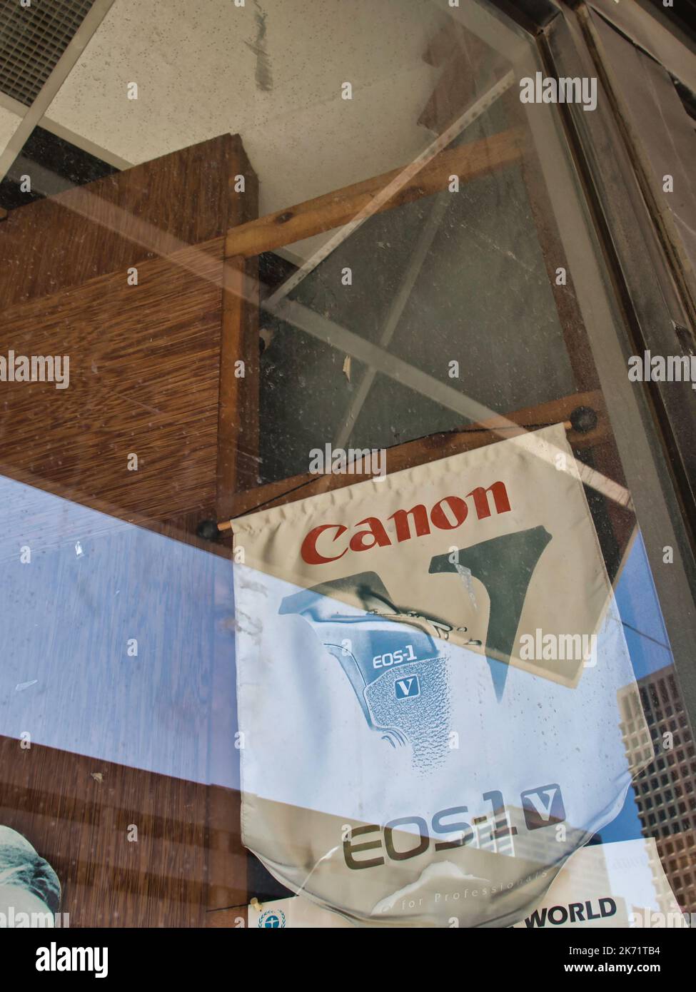 Canon EOS1 v segno in una vetrina abbandonata Foto Stock