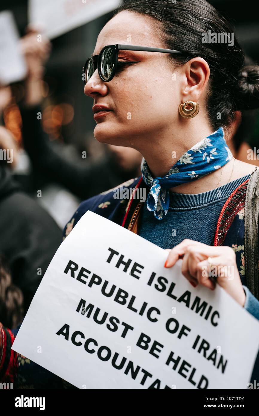 New York, Stati Uniti. 16th Ott 2022. Un manifestante tiene un cartello che esprime la sua opinione durante un rally di emergenza in risposta al fuoco della prigione di Evin. I membri della comunità iraniana e gli alleati si riuniscono al di fuori della missione permanente dell'Iran presso le Nazioni Unite in risposta alle segnalazioni di un incendio nella famigerata prigione di Evin. La prigione di Evin è nota per ospitare prigionieri politici. (Foto di Olga Fedorova/SOPA Images/Sipa USA) Credit: Sipa USA/Alamy Live News Foto Stock