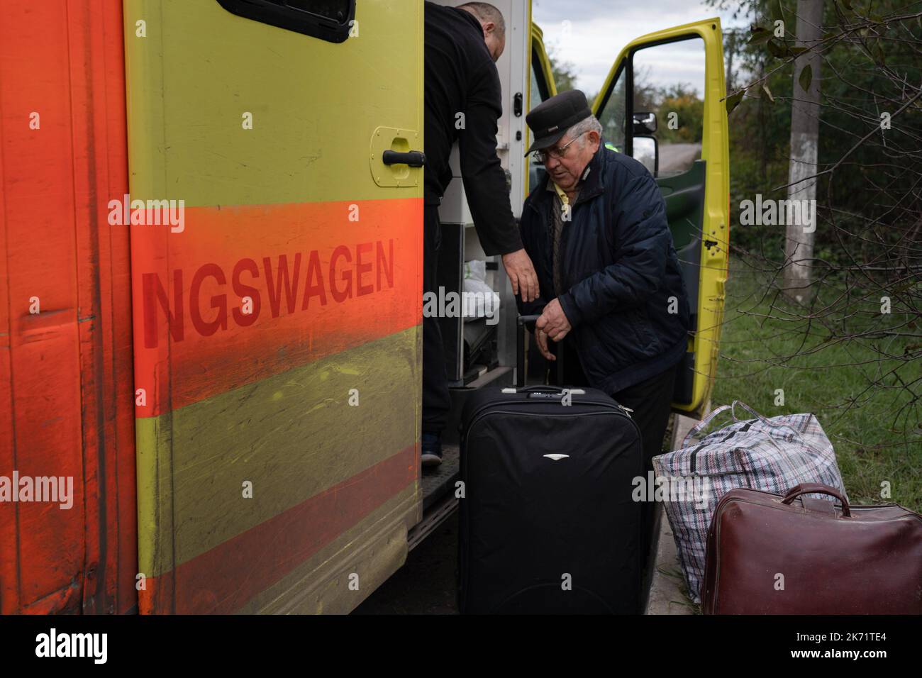 Lyman, Ucraina. 14th Ott 2022. I residenti di Lyman hanno visto mettere i loro bagagli nel bus di evacuazione. Nonostante siano stati liberati altri insediamenti nell'Ucraina orientale, molte grandi infrastrutture sono ancora danneggiate a causa della guerra. I residenti di Lyman vivono senza elettricità, gas e acqua corrente. Le autorità non sono certo di poter ripristinare questi servizi nel prossimo futuro. Mentre alcuni residenti si preoccupano mentre l'inverno si avvicina e hanno iniziato a raccogliere legna da ardere, alcuni hanno deciso di essere evacuati in alcune città vicine con infrastrutture migliori. Credit: SOPA Images Limited/Alamy Live News Foto Stock