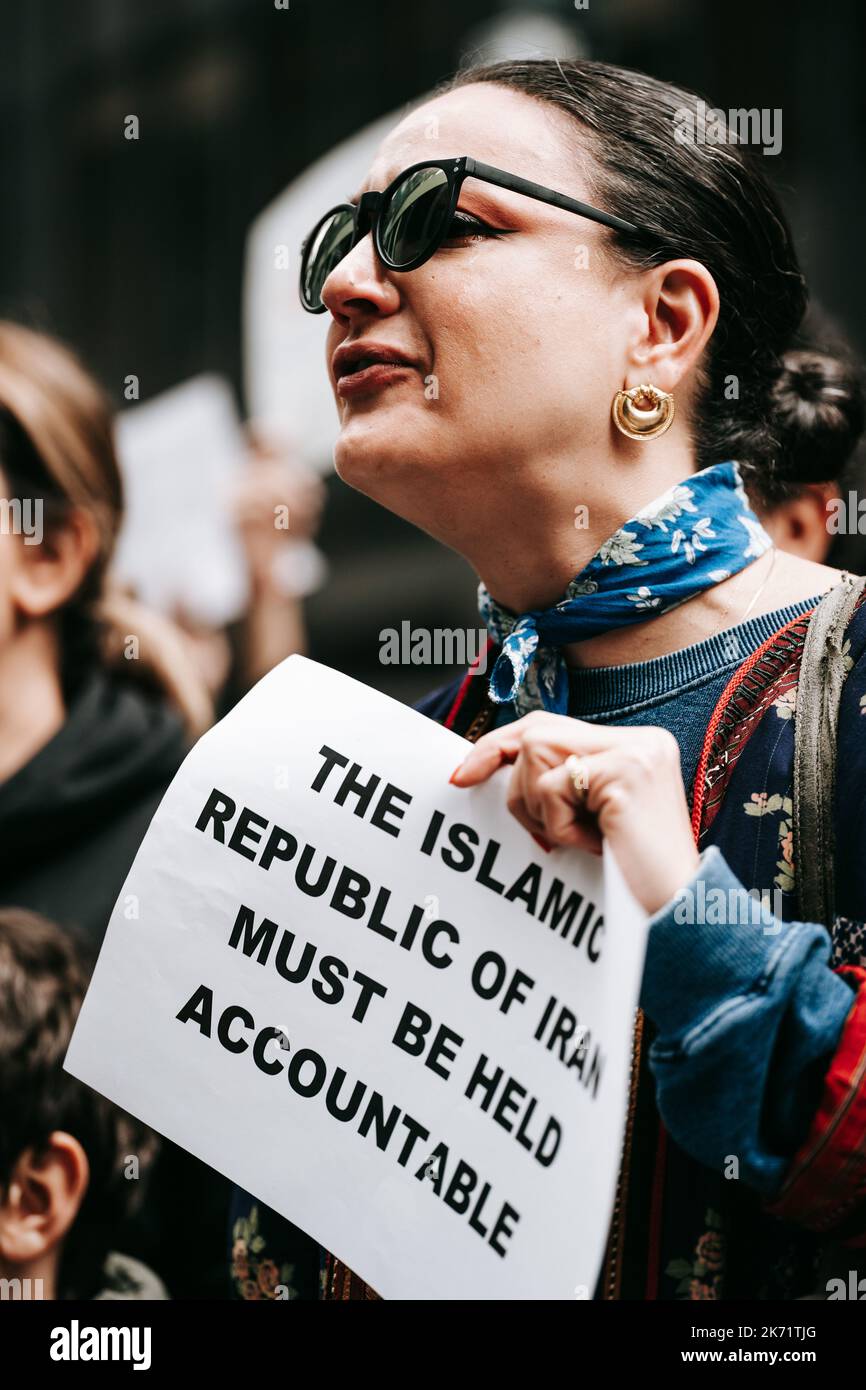 New York, Stati Uniti. 16th Ott 2022. Un manifestante tiene un cartello che esprime la sua opinione durante un rally di emergenza in risposta al fuoco della prigione di Evin. I membri della comunità iraniana e gli alleati si riuniscono al di fuori della missione permanente dell'Iran presso le Nazioni Unite in risposta alle segnalazioni di un incendio nella famigerata prigione di Evin. La prigione di Evin è nota per ospitare prigionieri politici. (Foto di Olga Fedorova/SOPA Images/Sipa USA) Credit: Sipa USA/Alamy Live News Foto Stock