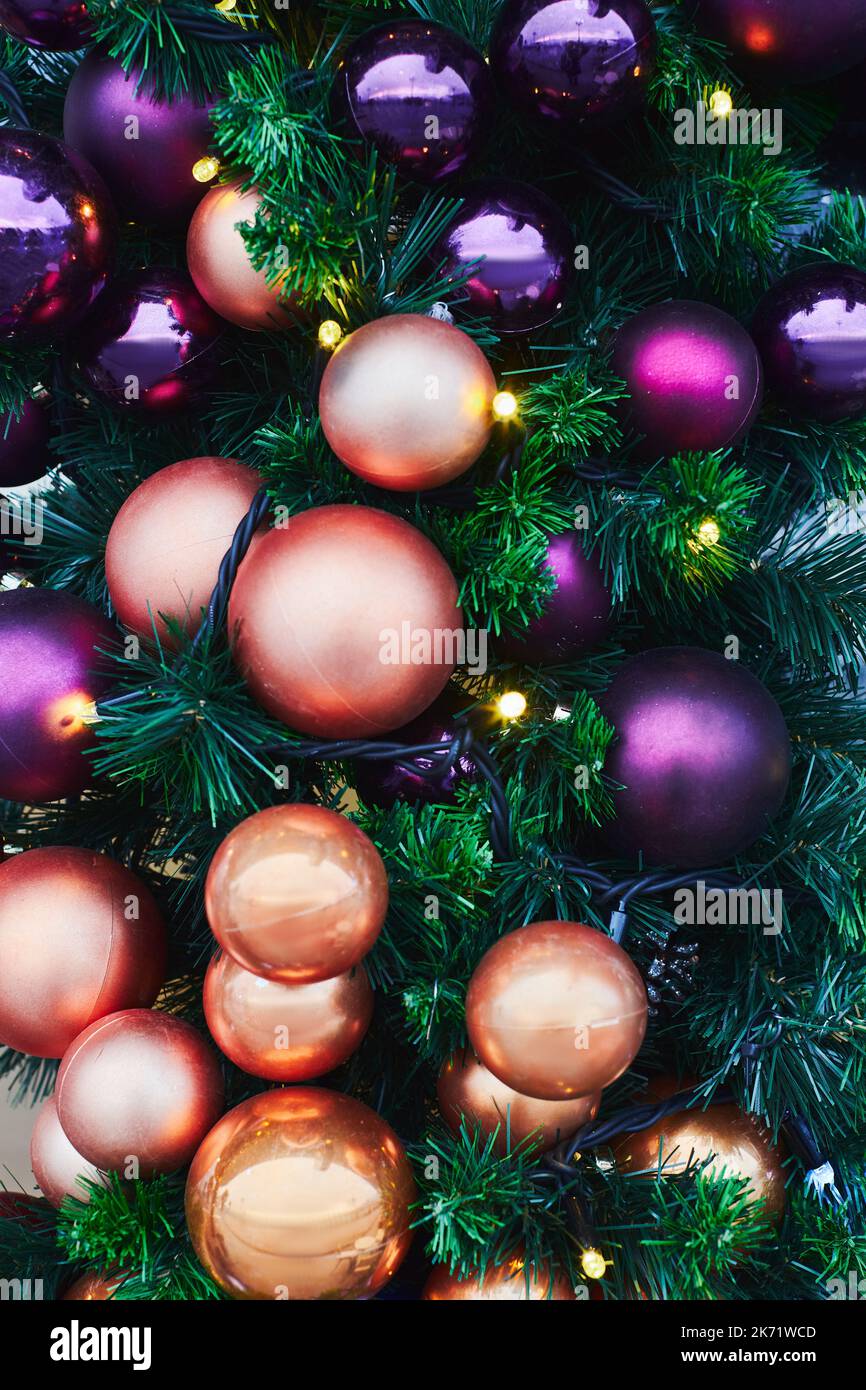 Palline di Natale colorate su un enorme albero di Natale. Il concetto di un nuovo anno e Natale. Foto verticale. Foto Stock