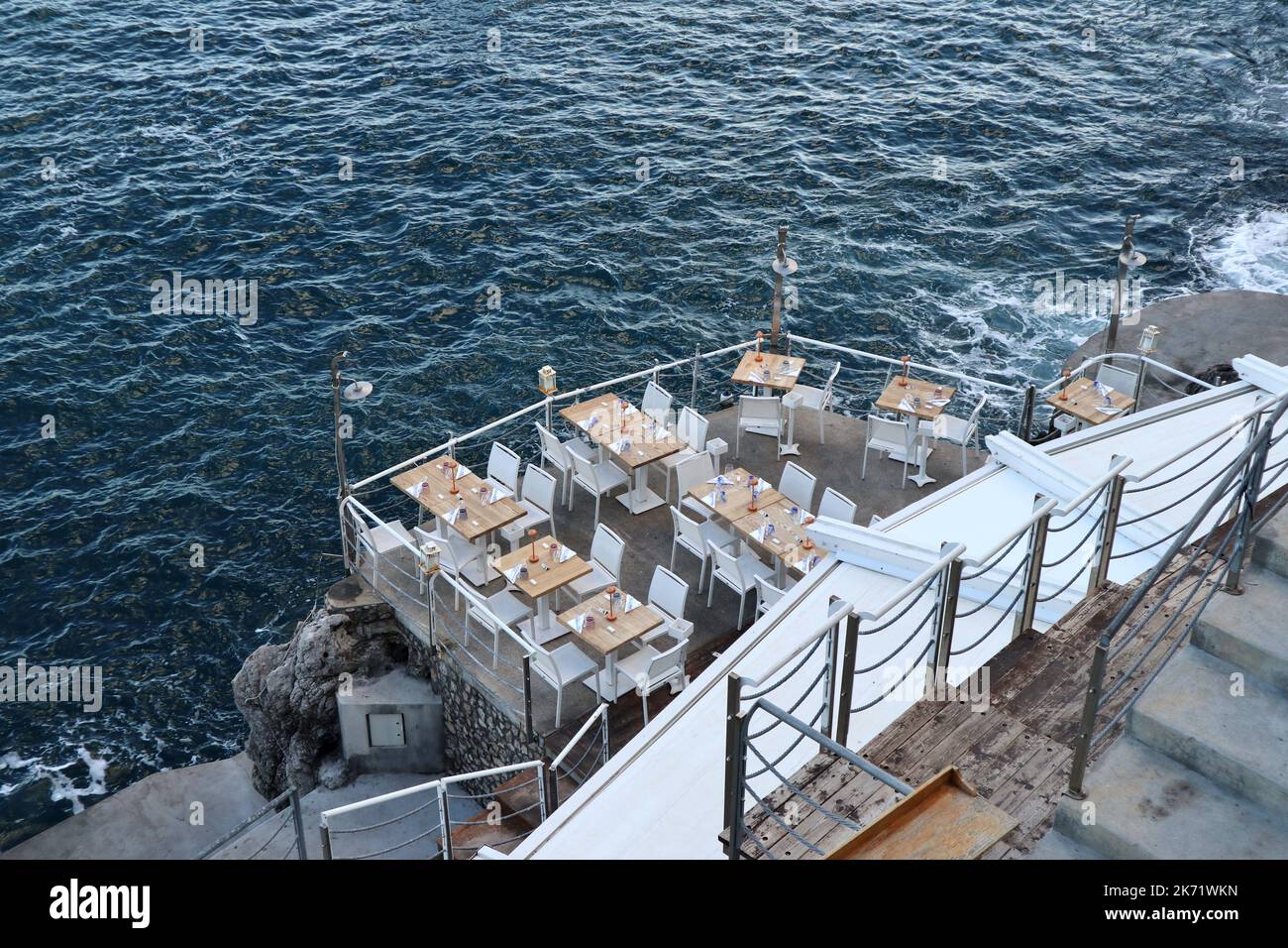 Praiano - Tavoli all'aperto del Ristorante il pirata a Marina di Praia Foto Stock