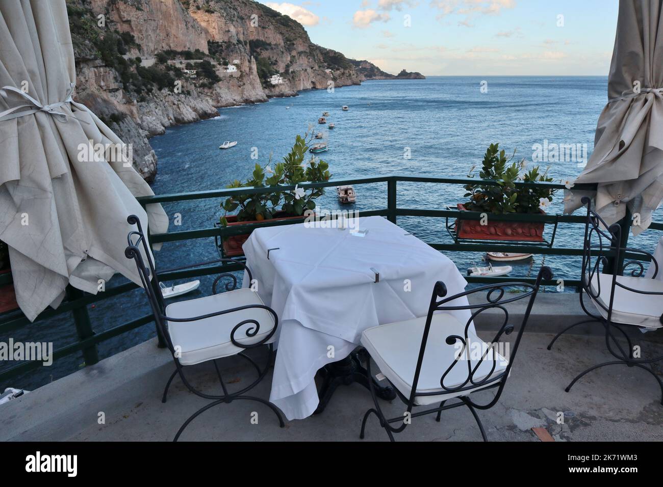 Praiano - Tavolo panoramico del Ristorante Franchino a Marina di Praia Foto Stock