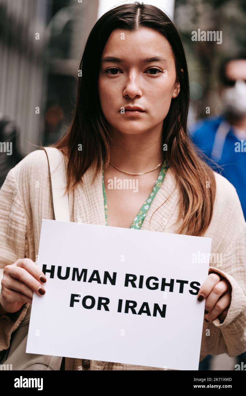 New York, Stati Uniti. 16th Ott 2022. Un manifestante tiene un cartello che esprime la sua opinione durante un rally di emergenza in risposta al fuoco della prigione di Evin. I membri della comunità iraniana e gli alleati si riuniscono al di fuori della missione permanente dell'Iran presso le Nazioni Unite in risposta alle segnalazioni di un incendio nella famigerata prigione di Evin. La prigione di Evin è nota per ospitare prigionieri politici. (Foto di Olga Fedorova/SOPA Images/Sipa USA) Credit: Sipa USA/Alamy Live News Foto Stock
