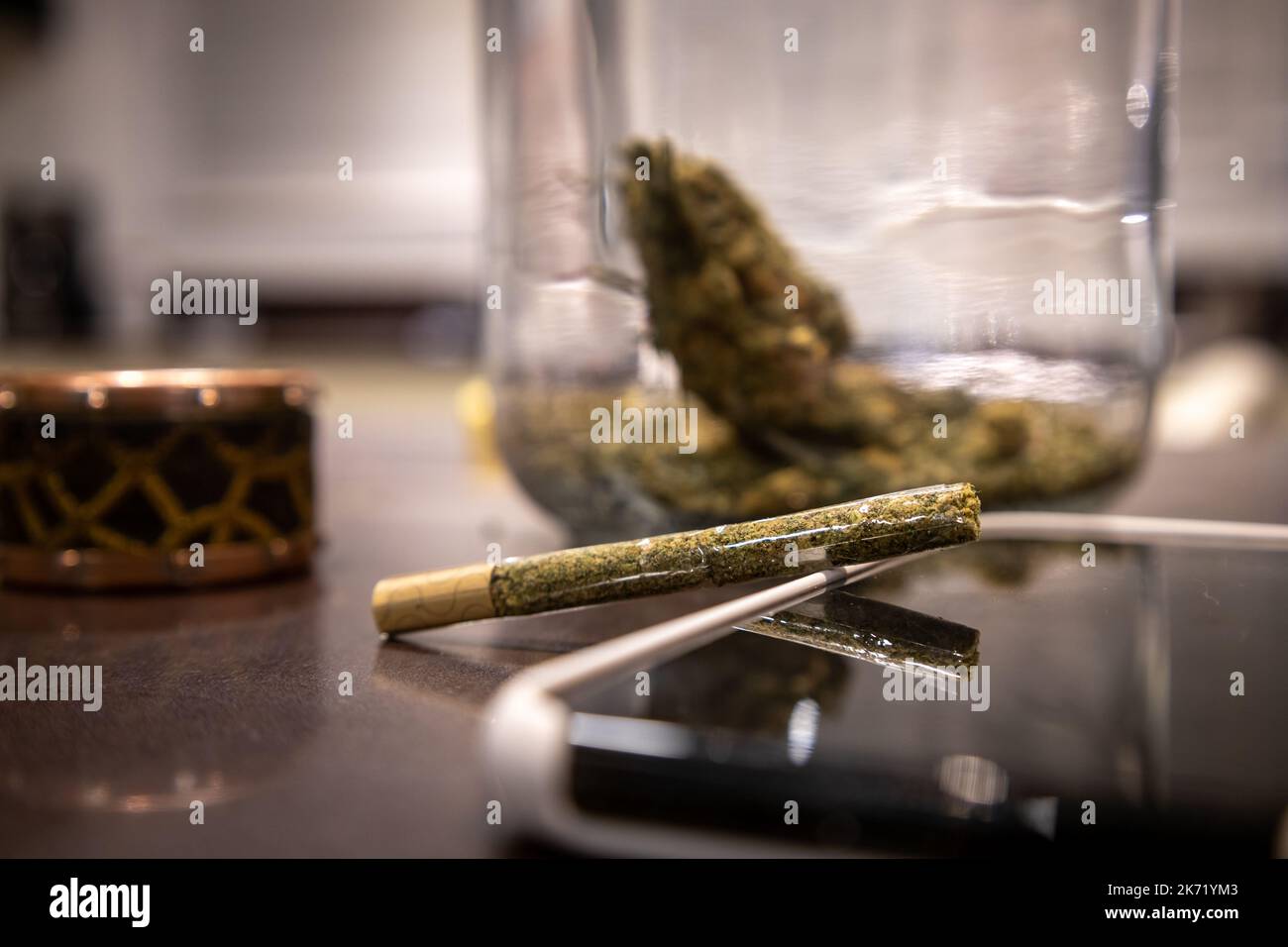 Primo piano di una sigaretta di cannabis. Pianta con effetto sul sistema nervoso centrale. Foto Stock