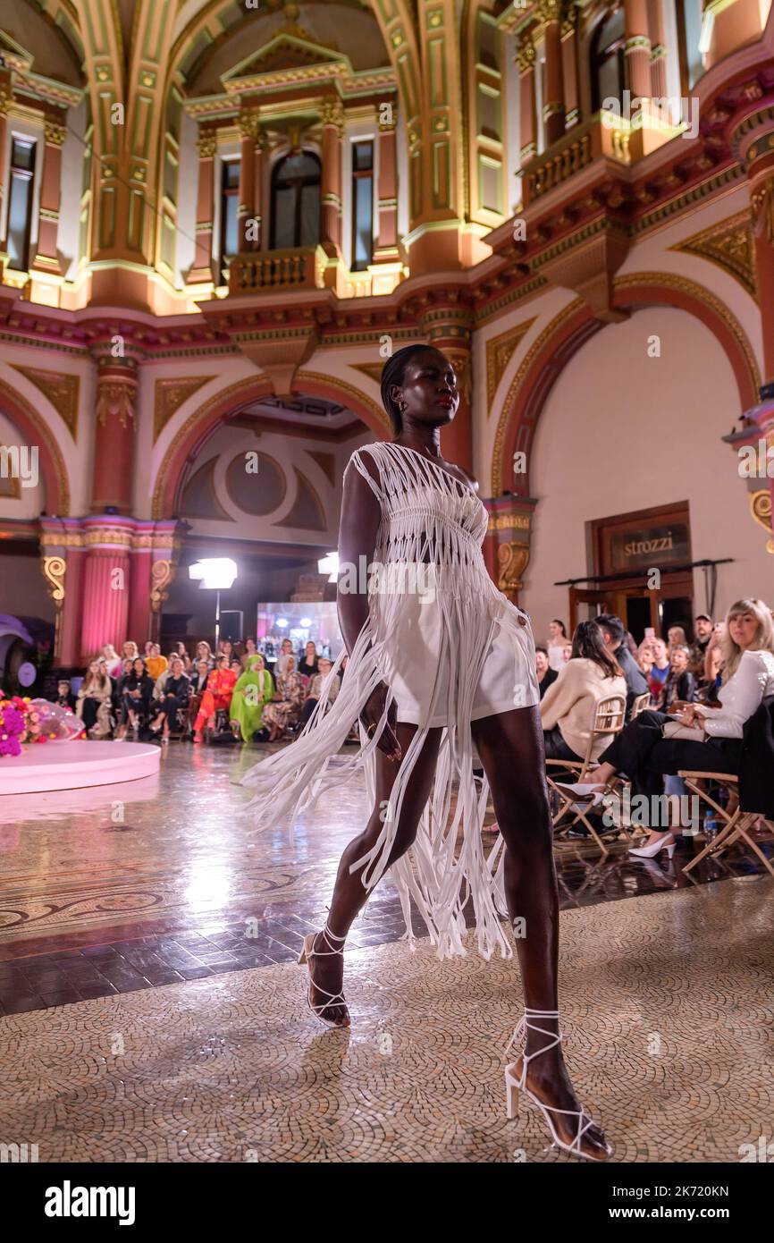 Melbourne, Australia. 16th Ott 2022. Un modello che indossa un abito del designer collettivo Maara cammina sulla pista durante la notte di chiusura della Melbourne Fashion Week. La domenica ha visto la pista notturna di chiusura della Melbourne Fashion Week con un ambiente glamour sotto l'impressionante e grandiosa cupola del 333 Collins, le colonne di granito, gli archi decorativi e le elaborate caratteristiche in ferro battuto sono state lo sfondo di una vetrina di alta moda australiana, Melbourne Australia. Credit: SOPA Images Limited/Alamy Live News Foto Stock