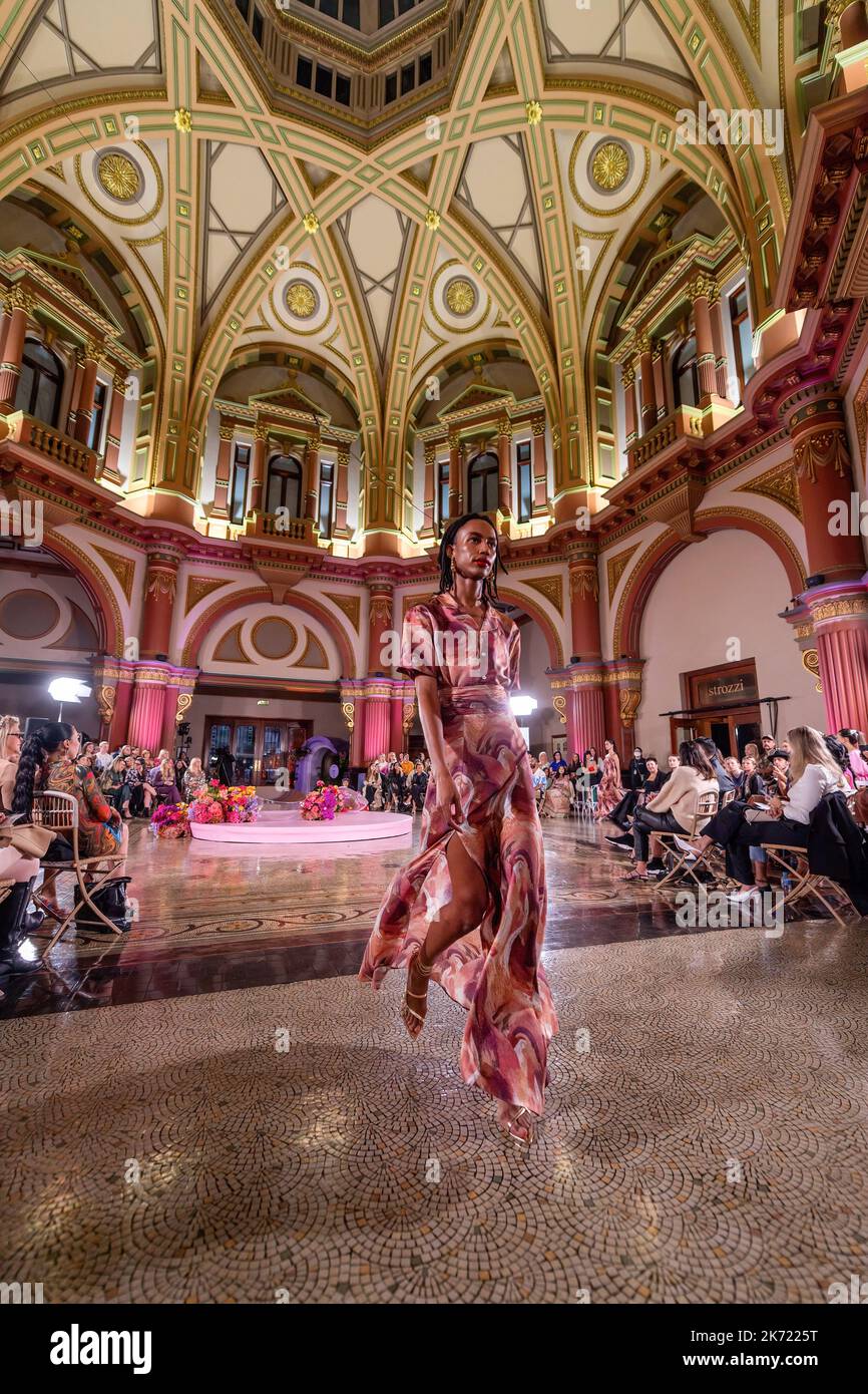 Melbourne, Australia. 16th Ott 2022. Un modello che indossa un abito del designer collettivo Maara cammina sulla pista durante la notte di chiusura della Melbourne Fashion Week. La domenica ha visto la pista notturna di chiusura della Melbourne Fashion Week con un ambiente glamour sotto l'impressionante e grandiosa cupola del 333 Collins, le colonne di granito, gli archi decorativi e le elaborate caratteristiche in ferro battuto sono state lo sfondo di una vetrina di alta moda australiana, Melbourne Australia. (Foto di Michael Currie/SOPA Images/Sipa USA) Credit: Sipa USA/Alamy Live News Foto Stock