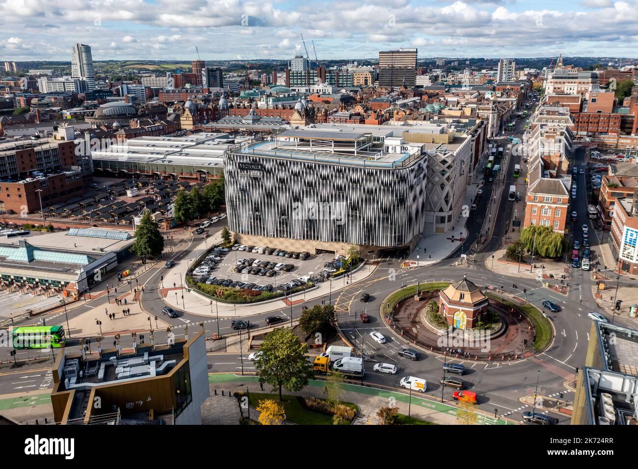 LEEDS, REGNO UNITO - 28 SETTEMBRE 2022. Vista panoramica aerea del centro di Leeds con stazione degli autobus e centro commerciale Victoria con negozio John Lewis Foto Stock