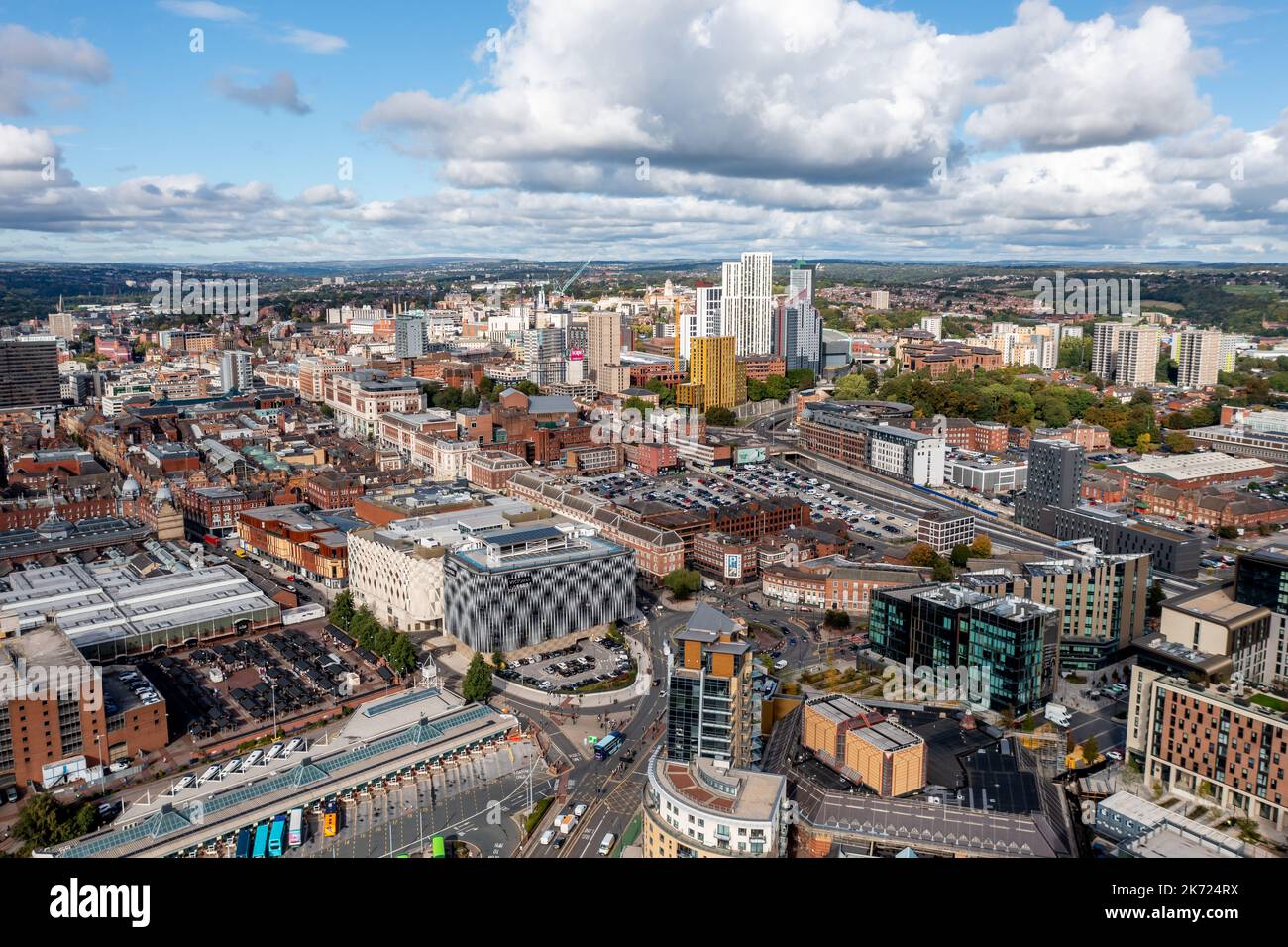 LEEDS, REGNO UNITO - 28 SETTEMBRE 2022. Vista panoramica aerea del centro di Leeds con stazione degli autobus e centro commerciale Victoria con negozio John Lewis Foto Stock