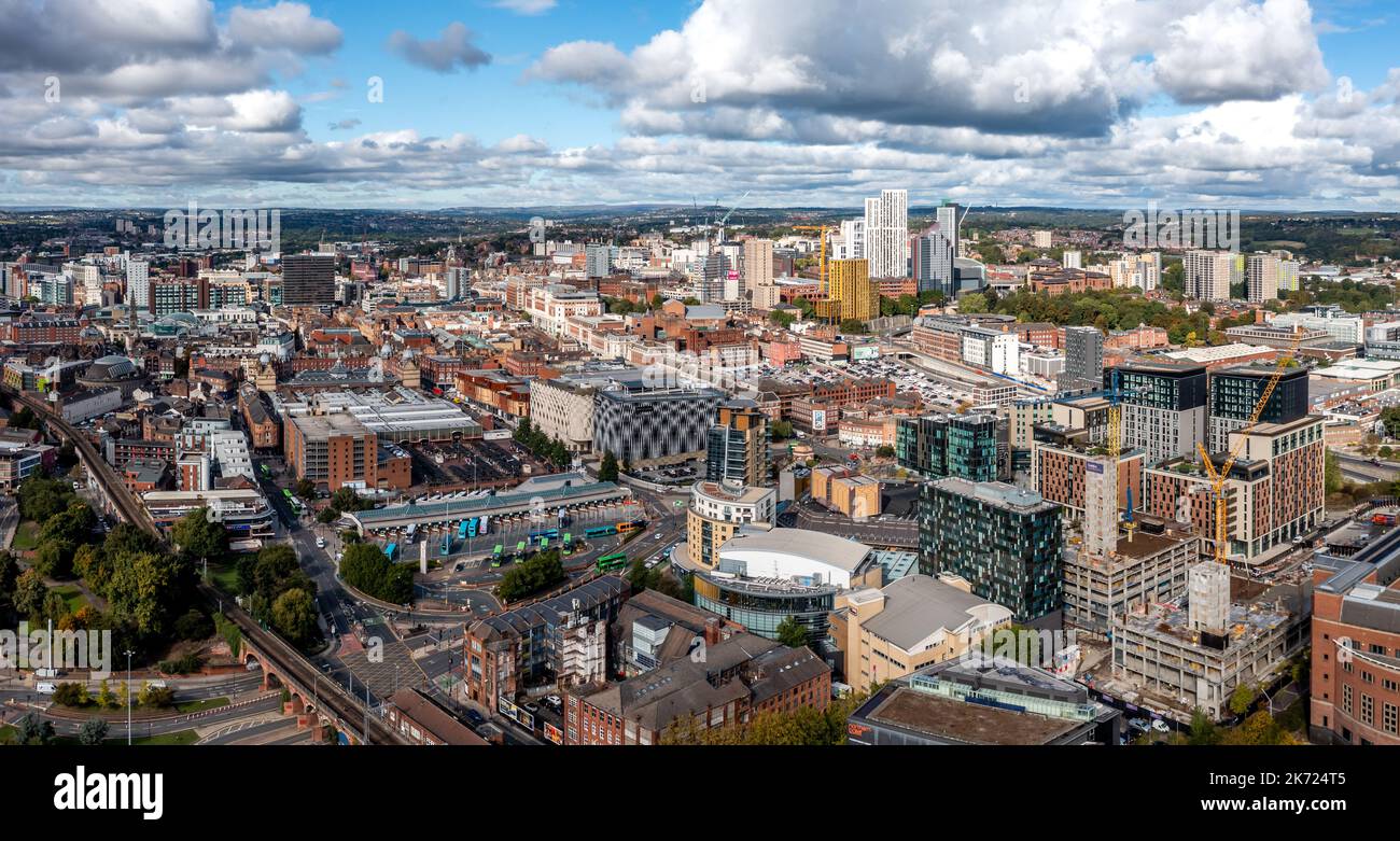 LEEDS, REGNO UNITO - 28 SETTEMBRE 2022. Vista panoramica aerea del centro di Leeds con stazione degli autobus e centro commerciale Victoria con negozio John Lewis Foto Stock