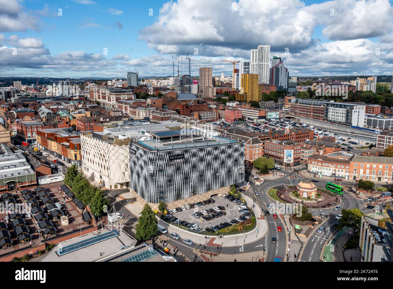 LEEDS, REGNO UNITO - 28 SETTEMBRE 2022. Vista panoramica aerea del centro di Leeds con stazione degli autobus e centro commerciale Victoria con negozio John Lewis Foto Stock
