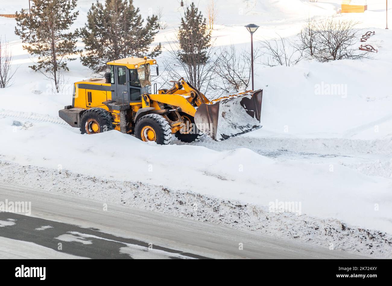 Sgombero neve. Il trattore si cancella il modo dopo la nevicata. Foto Stock