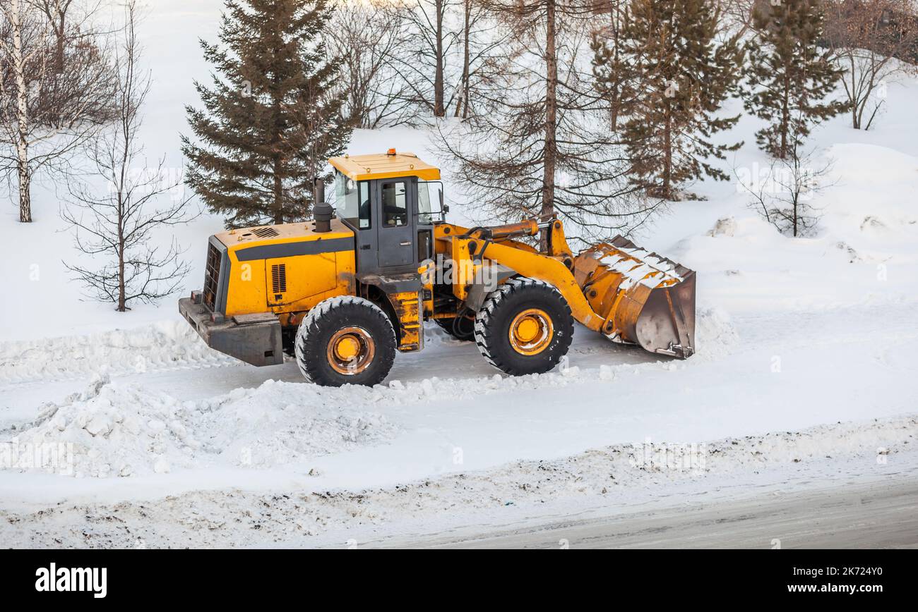 Sgombero neve. Il trattore si cancella il modo dopo la nevicata. Foto Stock
