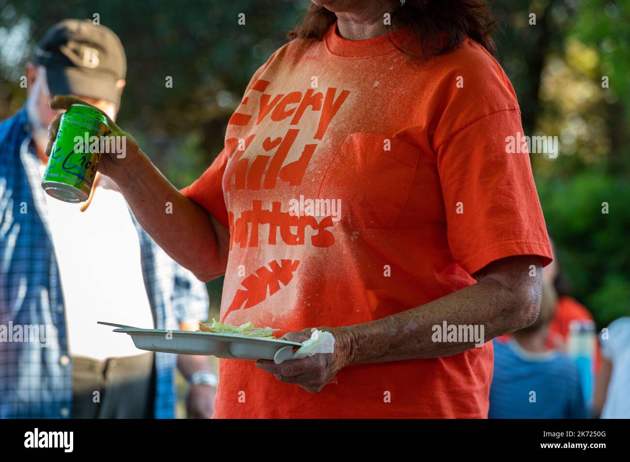 Una donna indossa una t-shirt per un evento Every Child Matters, Orange Shirt Day. L'evento ha attirato l'attenzione sulle scuole residenziali indiane dello stato Foto Stock