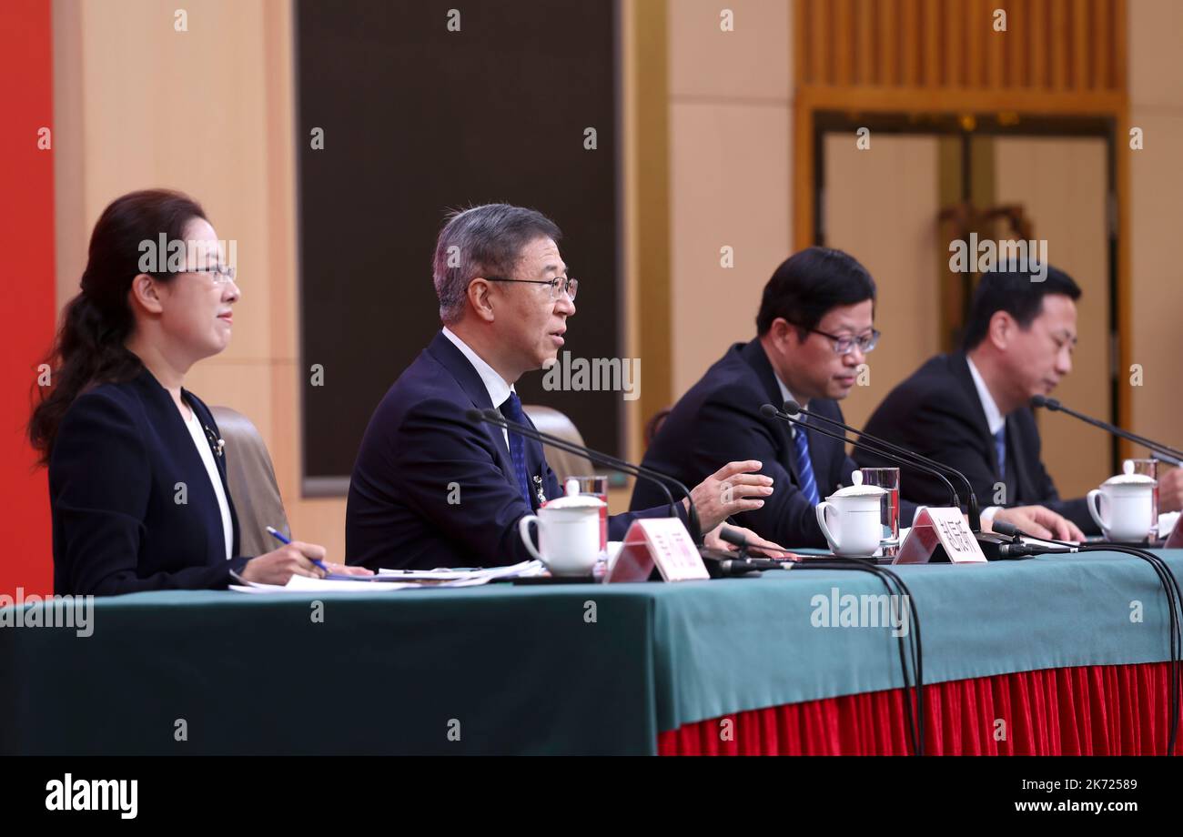 Pechino, Cina. 17th Ott 2022. Zhao Chenxin, vicedirettore della Commissione nazionale per lo sviluppo e le riforme, Cong Liang, capo dell'amministrazione statale dei cereali e delle riserve, E Ren Jingdong, vicedirettore dell'Amministrazione Nazionale dell'energia, partecipa a una conferenza stampa a margine del 20th Congresso Nazionale del Partito Comunista Cinese (CPC) che si terrà a Pechino, capitale della Cina, il 17 ottobre 2022. Credit: Zhang Yuwei/Xinhua/Alamy Live News Foto Stock