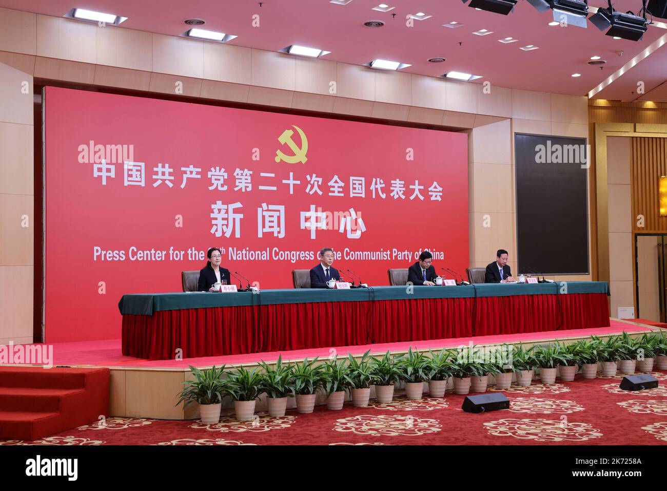 Pechino, Cina. 17th Ott 2022. Zhao Chenxin, vicedirettore della Commissione nazionale per lo sviluppo e le riforme, Cong Liang, capo dell'amministrazione statale dei cereali e delle riserve, E Ren Jingdong, vicedirettore dell'Amministrazione Nazionale dell'energia, partecipa a una conferenza stampa a margine del 20th Congresso Nazionale del Partito Comunista Cinese (CPC) che si terrà a Pechino, capitale della Cina, il 17 ottobre 2022. Credit: Zhang Yuwei/Xinhua/Alamy Live News Foto Stock
