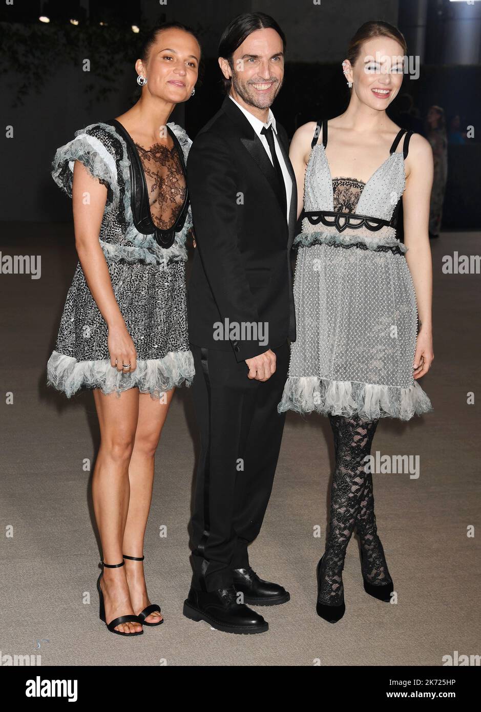 LOS ANGELES, CA - 15 OTTOBRE: (L-R) Alicia Vikander, Nicolas Ghesquière ed Emma Stone partecipano al 2nd° Gala annuale dell'Academy Museum presso l'Academy Museum of Foto Stock