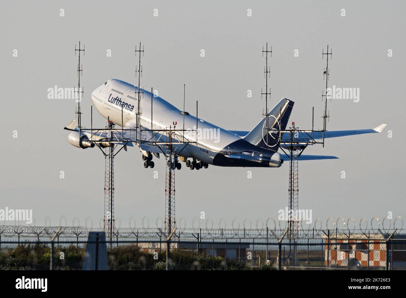 Richmond, British Columbia, Canada. 14th Ott 2022. Un Boeing 747-400 Lufthansa Jetliner (D-ABVM) decollo dall'Aeroporto Internazionale di Vancouver. (Credit Image: © Bayne Stanley/ZUMA Press Wire) Foto Stock