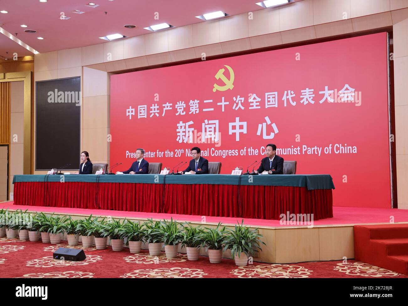 Pechino, Cina. 17th Ott 2022. Zhao Chenxin, vicedirettore della Commissione nazionale per lo sviluppo e le riforme, Cong Liang, capo dell'amministrazione statale dei cereali e delle riserve, E Ren Jingdong, vicedirettore dell'Amministrazione Nazionale dell'energia, partecipa a una conferenza stampa a margine del 20th Congresso Nazionale del Partito Comunista Cinese (CPC) che si terrà a Pechino, capitale della Cina, il 17 ottobre 2022. Credit: Zhang Yuwei/Xinhua/Alamy Live News Foto Stock
