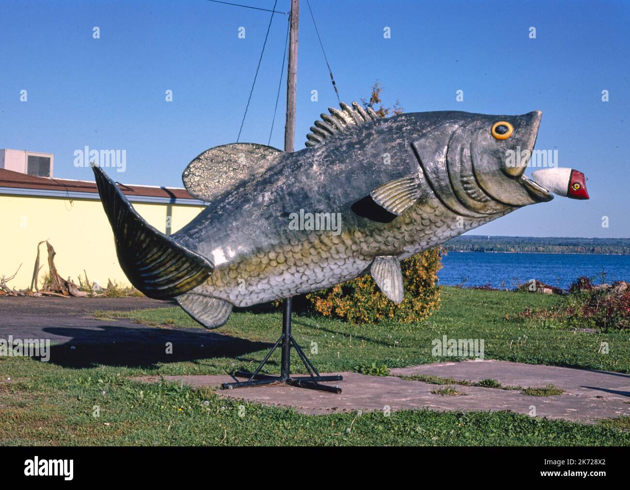 John Margolies - Roadside America - statua di pesce a Bodin's on the Lake, Route 2, Ashland, Wisconsin, USA - 1988 Foto Stock
