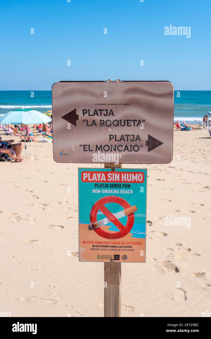 Cartello per non fumatori sulla spiaggia di Guardamar del Segura, Spagna. Spiaggia mediterranea della Costa Blanca popolare tra i turisti britannici. Zona turistica Foto Stock