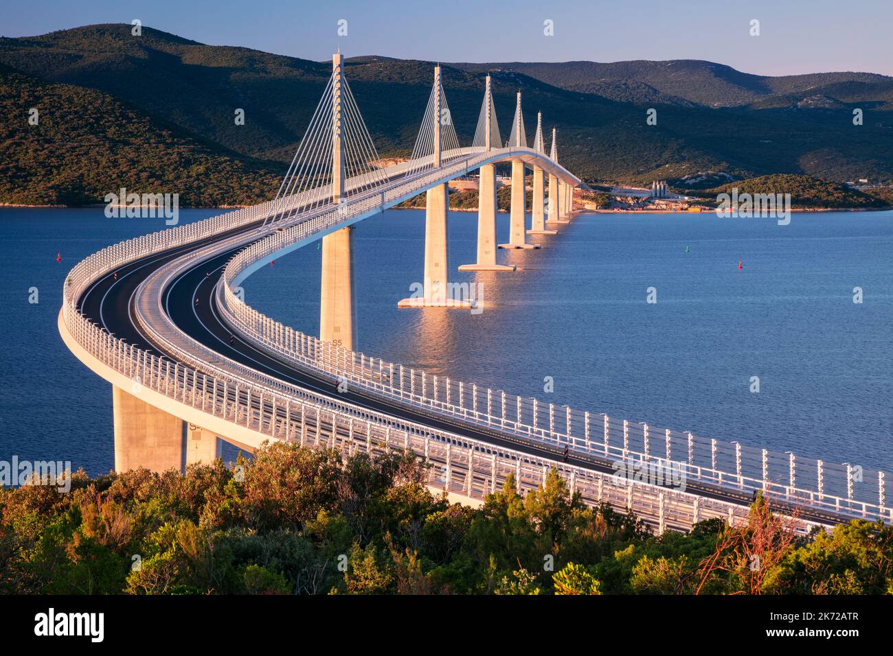 Ponte Peljesac, Croazia. Immagine di un bellissimo ponte Peljesac a più campate sul mare nella contea di Dubrovnik-Neretva, in Croazia, a sunri Foto Stock