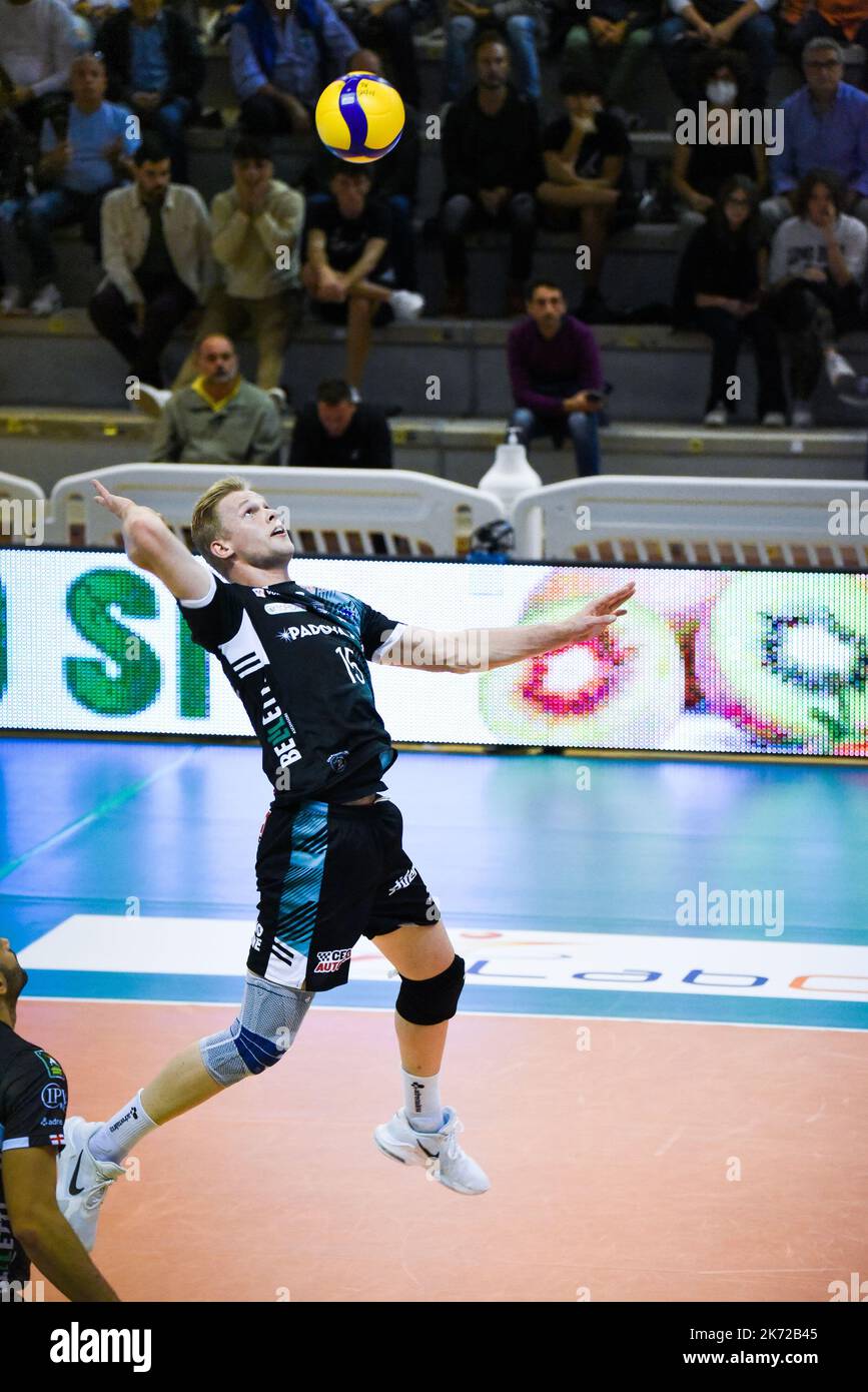 PalaBianchini, Latina, Italia, 16 ottobre 2022, Desmet Mathijs Attack (Pallavolo Padova) durante Top Volley Cisterna vs Pallavolo Padova - Volley Foto Stock