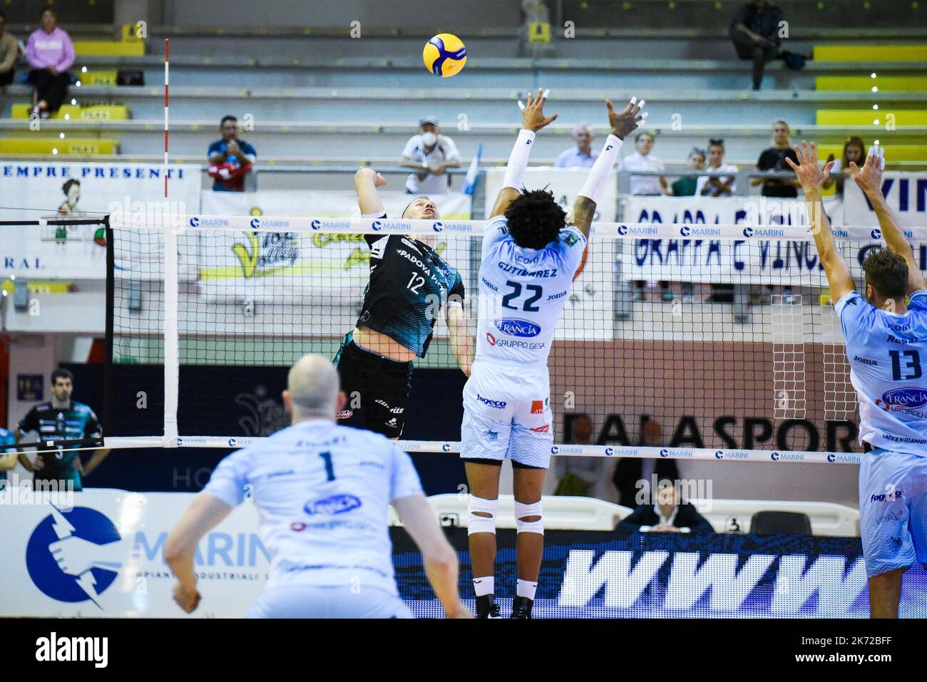 PalaBianchini, Latina, Italia, 16 ottobre 2022, Attacco di Dusan Petkovic (Pallavolo Padova) durante il Top Volley Cisterna vs Pallavolo Padova - Volley Foto Stock