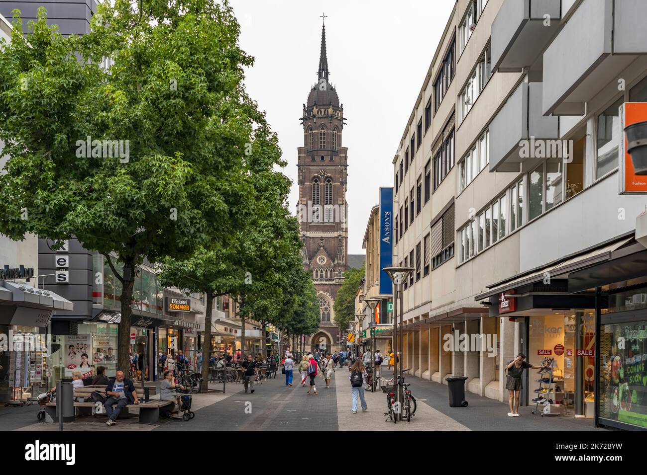 Fussgängerzone Rheinstrasse und die katholische Kirche St Dionysius, Krefeld, Nordrhein-Westfalen, Deutschland, Europa | zona pedonale Rheinstrass Foto Stock