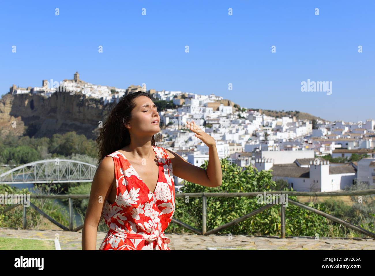 Stresed turista che soffre colpo di calore lamentarsi all'aperto Foto Stock