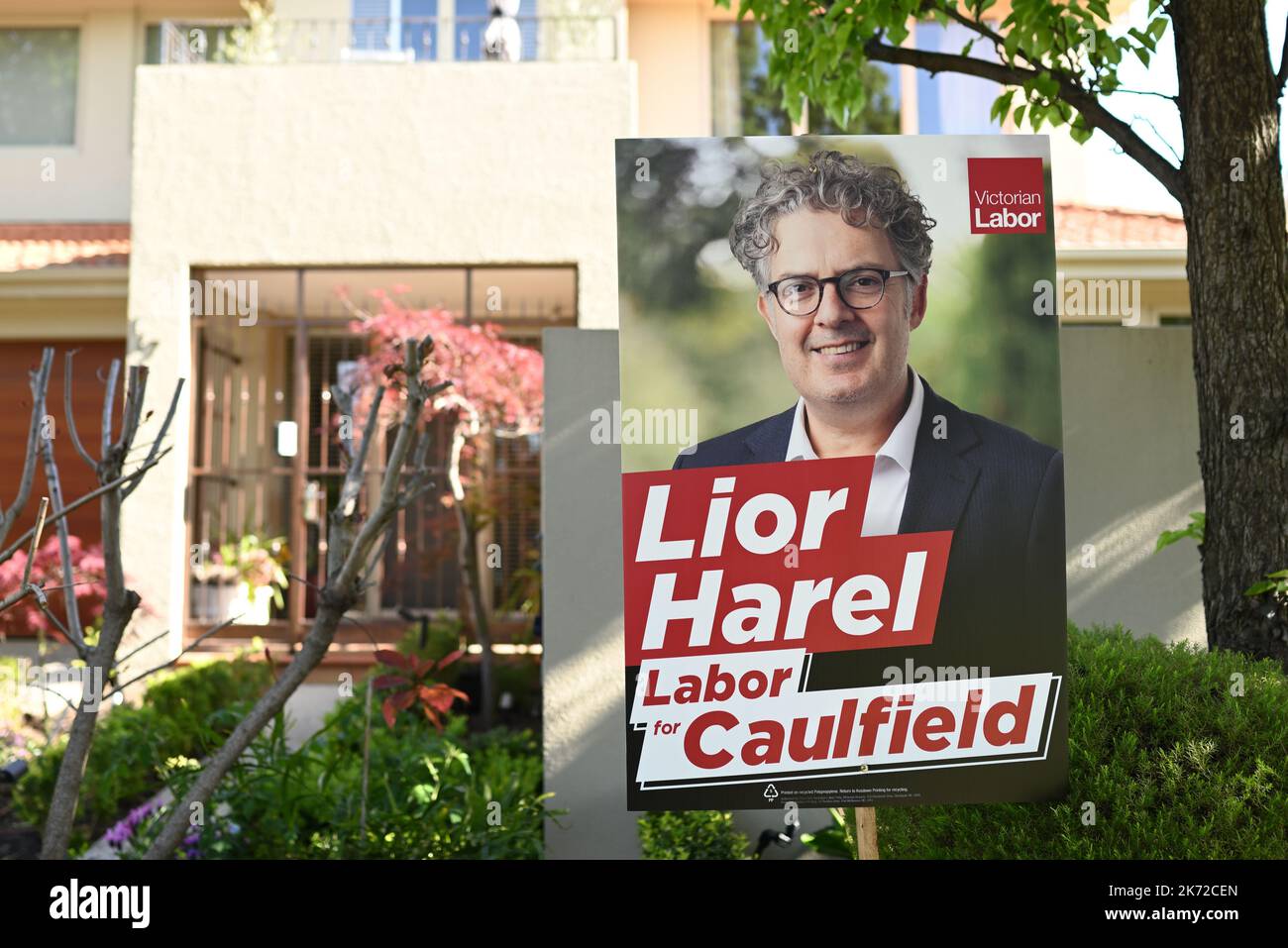 Lior Harel firmare in un cortile, parte della sua campagna come il candidato del lavoro per l'elettorato di Caulfield alle prossime elezioni di stato Foto Stock