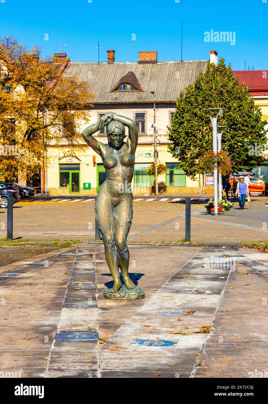 Andrychow, Polonia - 10 ottobre 2022: Piazza Adam Mickiewicz con la fontana della ragazza Andrychowianka nel quartiere storico della città vecchia di Andrychow Foto Stock