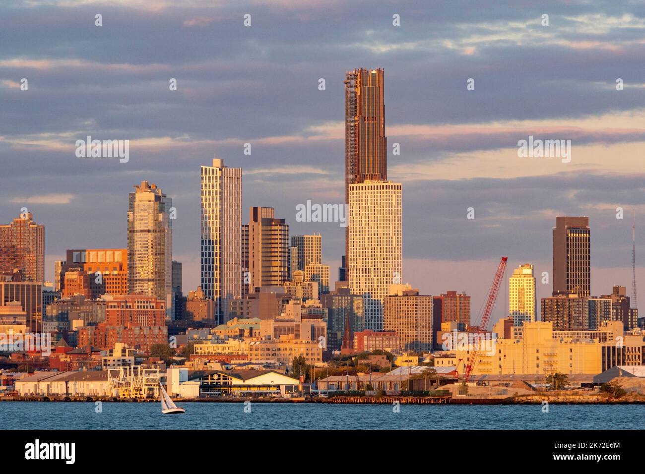 Skyline di Brooklyn dal porto di New York, Stati Uniti Foto Stock Skyline di Brooklyn dal porto di New York, Stati Uniti Foto Stock