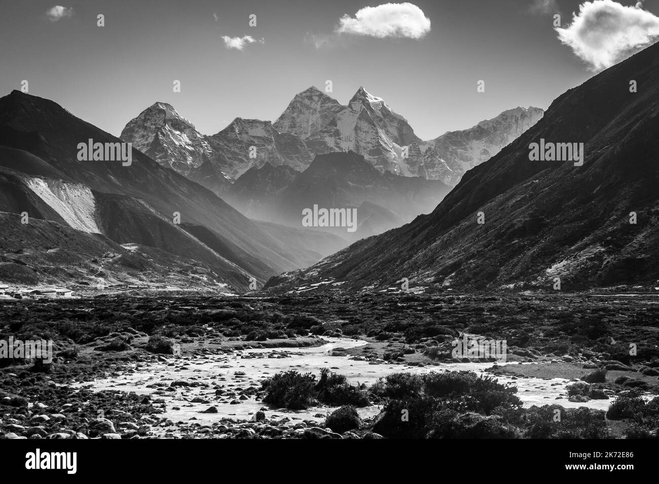 Drammatica vista in bianco e nero della montagna Ama Dablam lungo il trekking del campo base Everest nell'Himalaya in Nepal Foto Stock