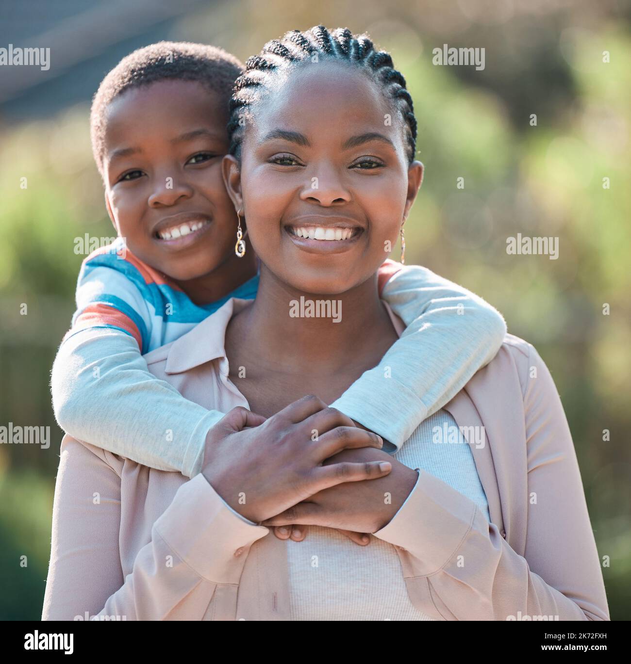 Mio figlio è veramente la mia più grande benedizione. un ragazzo che trascorre la giornata all'aperto con la madre. Foto Stock