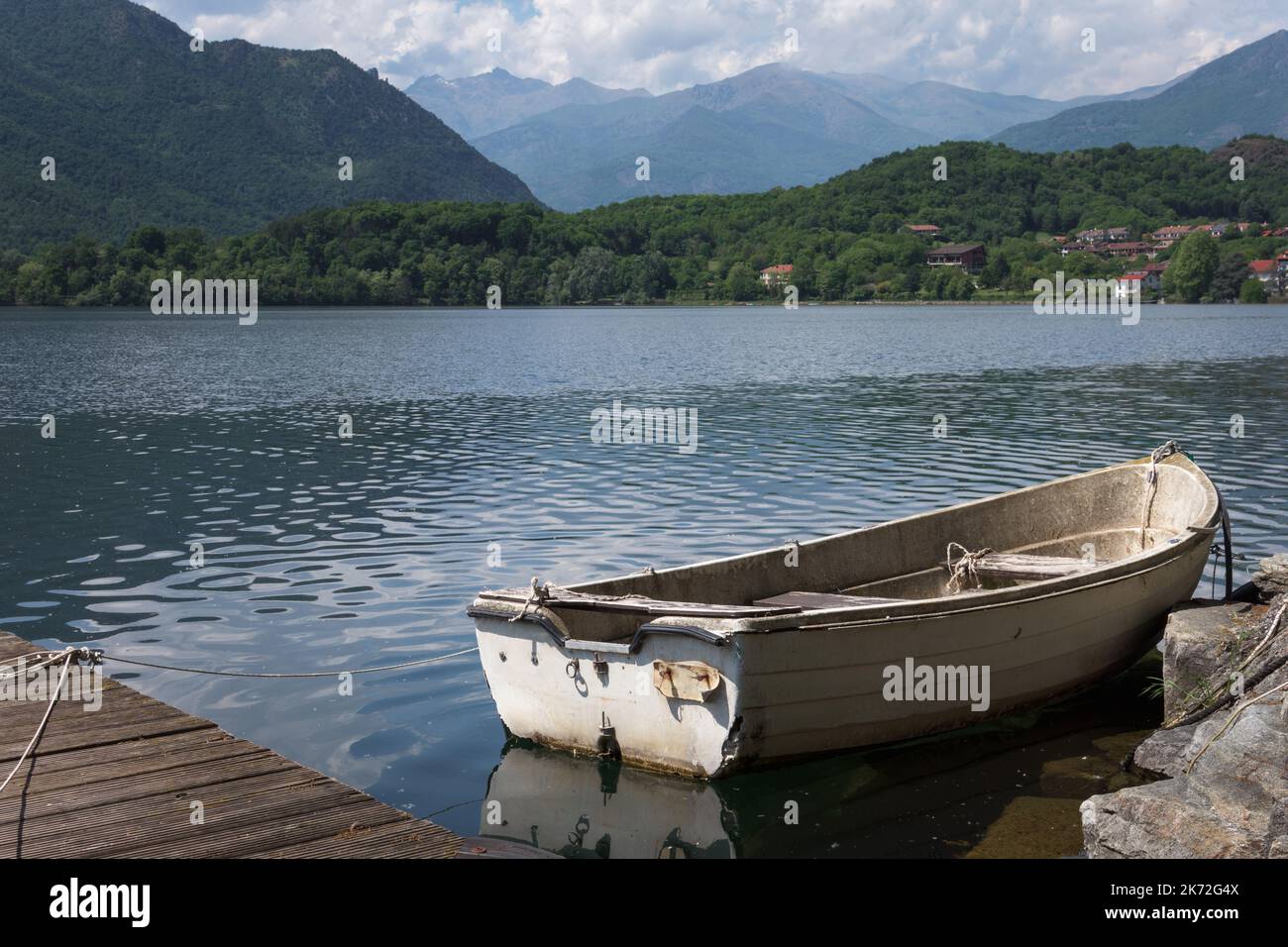 Barca a remi ormeggiata sul lato del lago di Avigliana, piccolo lago di montagna vicino a Torino, Piemonte (Italia) Foto Stock