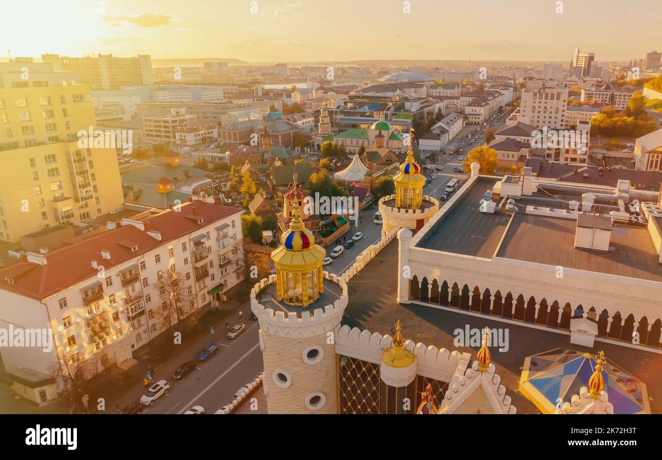 Tatar state Puppet Theater. Kazan, Russia. La facciata principale delle fate dell'edificio del teatro delle marionette. Tatarstan, Russia. Vista sul tramonto. Foto Stock
