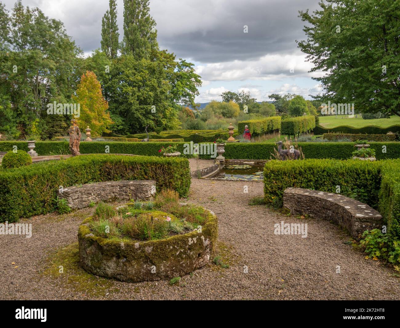 Hellens Manor, una casa storica, molto Marcle, Herefordshire, Regno Unito; Vista sul giardino formale dalla Terrazza Est Foto Stock