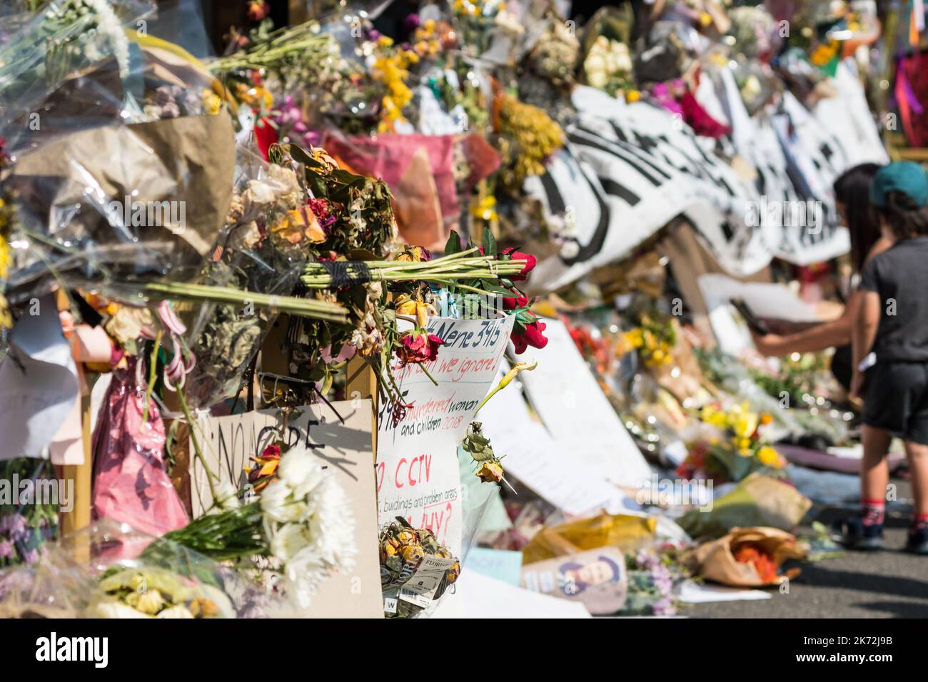 sito commemorativo, santuario su un marciapiede o marciapiede disseminato di fiori, messaggi, persone che pagano il loro rispetto a Città del Capo, Sud Africa concetto di violenza Foto Stock