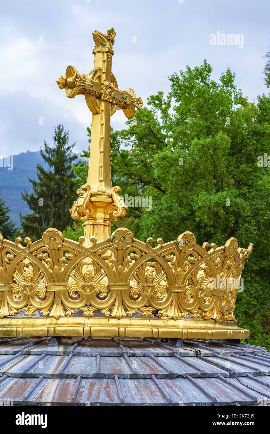 Lourdes, Francia. Settembre 2, 2022. Corona d'oro e croce in cima alla Basilica del Rosario presso il Santuario di Lourdes Foto Stock