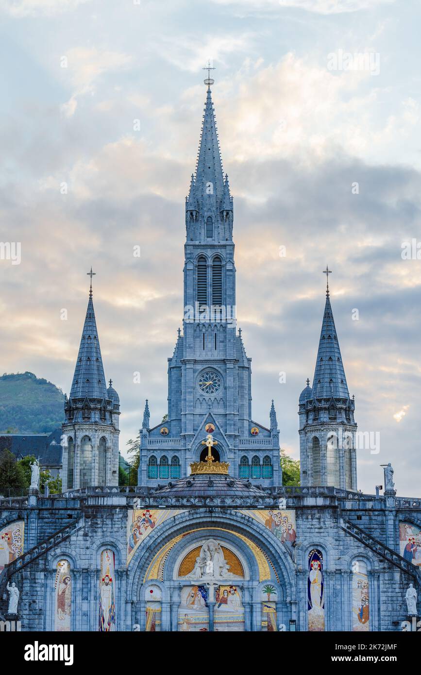 Lourdes, Francia. Settembre 1, 2022. Vista frontale del Santuario di Lourdes al tramonto Foto Stock