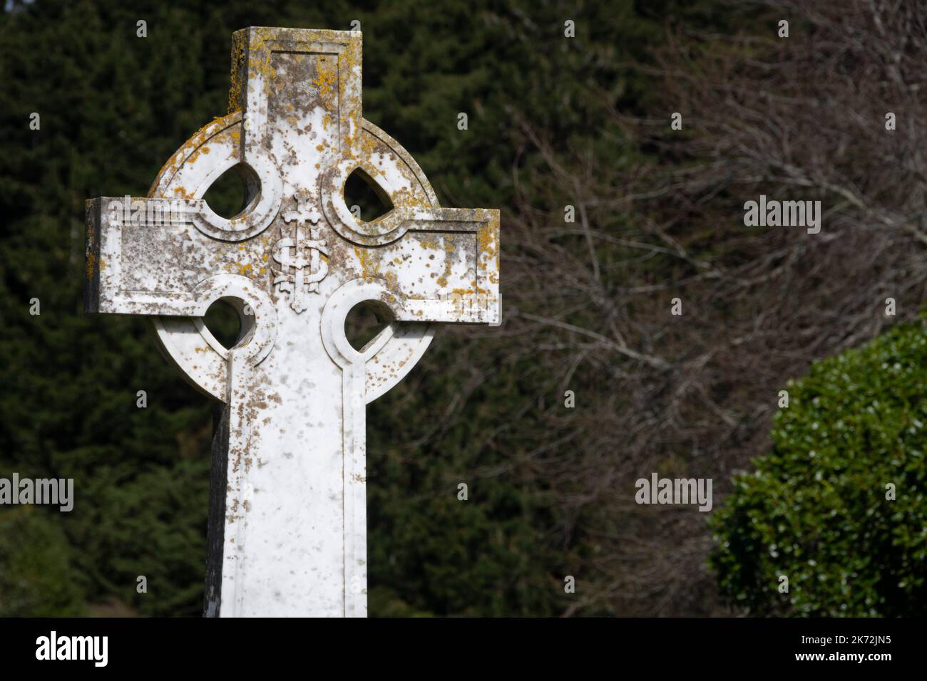 Lapide a croce celtica nel cimitero della chiesa cattolica di San Giuseppe, Pauatahanui, Porirua, Wellington, North Island, Nuova Zelanda Foto Stock