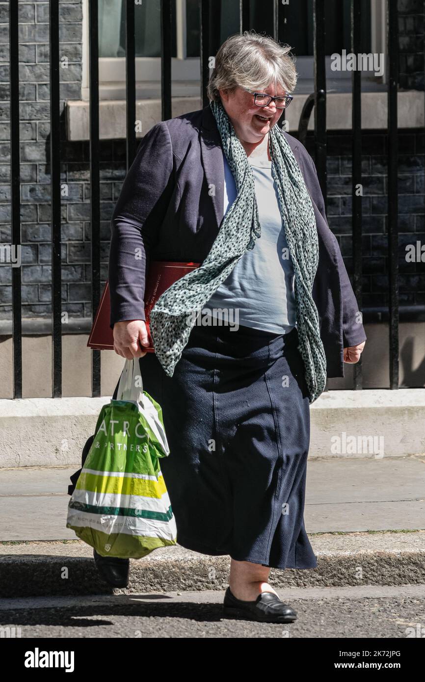 Therese Coffey, MP, lasciando Downing Street, politico del Partito conservatore, ministro del governo, Segretario di Stato per la Salute e l'assistenza sociale Foto Stock