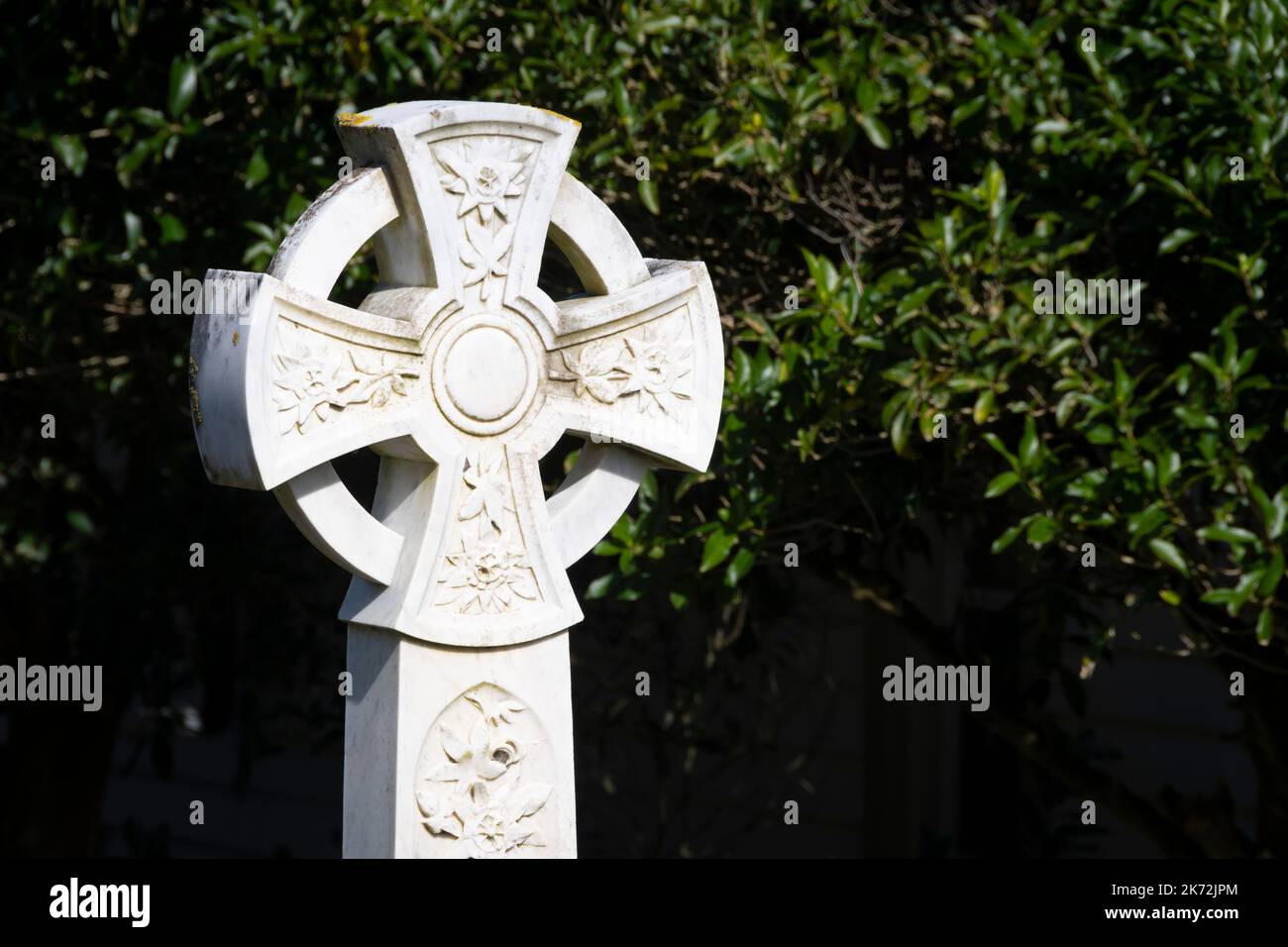 Lapide a croce celtica nel cimitero della chiesa cattolica di San Giuseppe, Pauatahanui, Porirua, Wellington, North Island, Nuova Zelanda Foto Stock