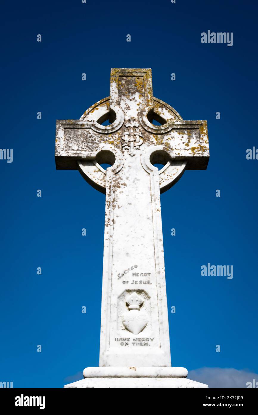 Lapide a croce celtica nel cimitero della chiesa cattolica di San Giuseppe, Pauatahanui, Porirua, Wellington, North Island, Nuova Zelanda Foto Stock