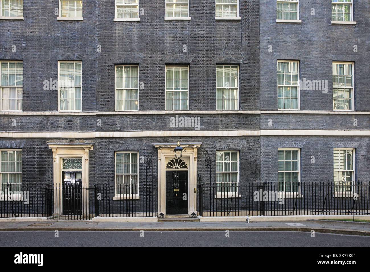 10 facciata esterna di Downing Street, residenza ufficiale del primo ministro britannico e degli uffici governativi Foto Stock