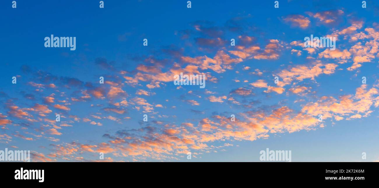 Cielo blu e nuvole al tramonto ampio panorama Foto Stock