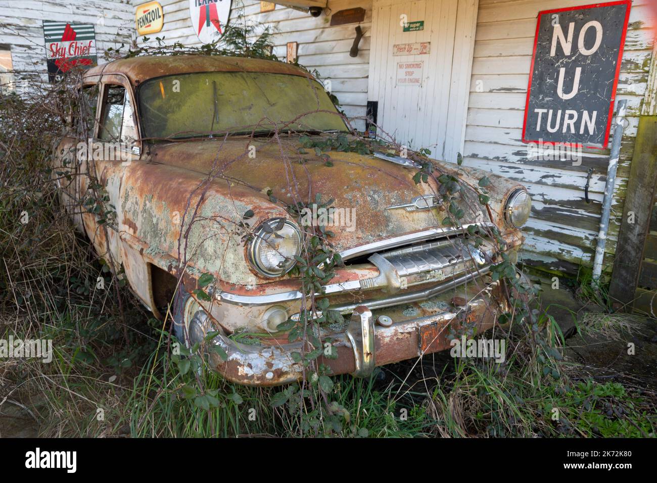 Auto d'epoca nella vecchia stazione di servizio, Ormondville, Tararua District, North Island, Nuova Zelanda Foto Stock