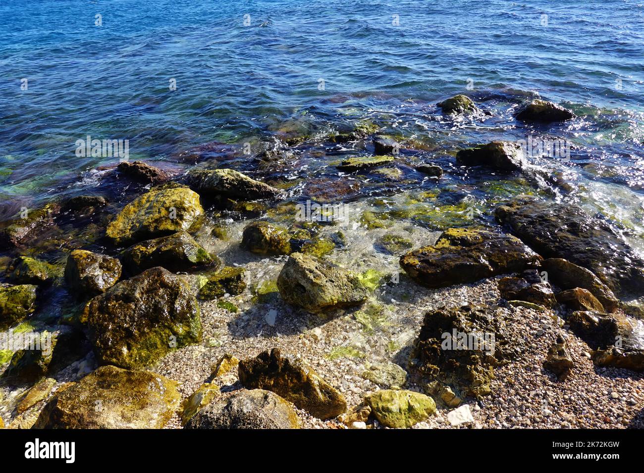Spiaggia di ciottoli, Saranda, Repubblica di Albania Foto Stock