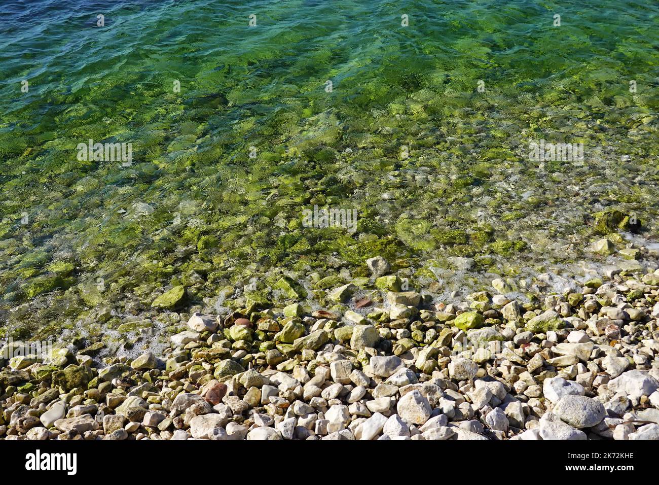 Spiaggia di ciottoli, Saranda, Repubblica di Albania Foto Stock